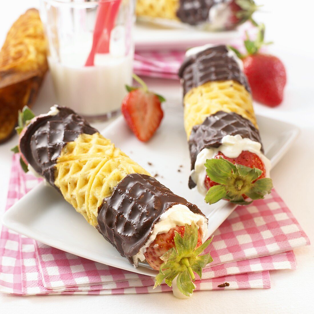 Schlotfeger (Wafer rolls filled with cream & strawberries)