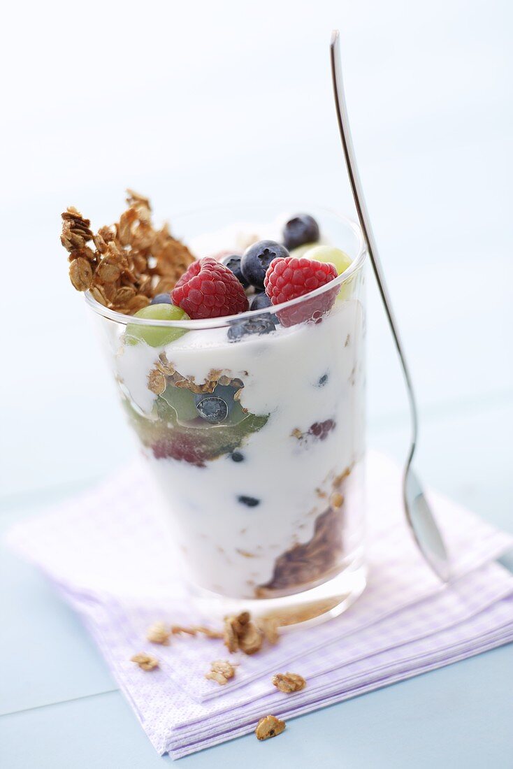 Yoghurt muesli with fresh berries