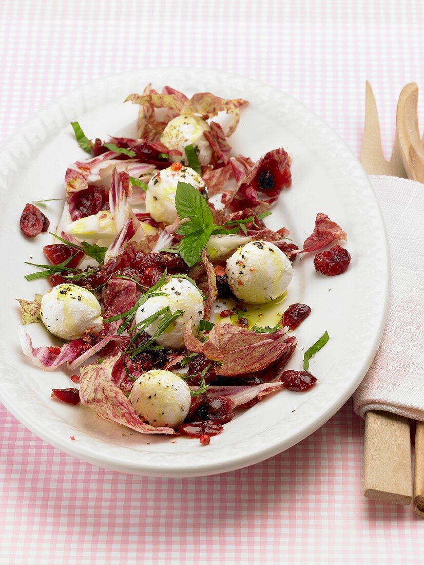 Radicchiosalat mit Ziegenkäsebällchen und Cranberries