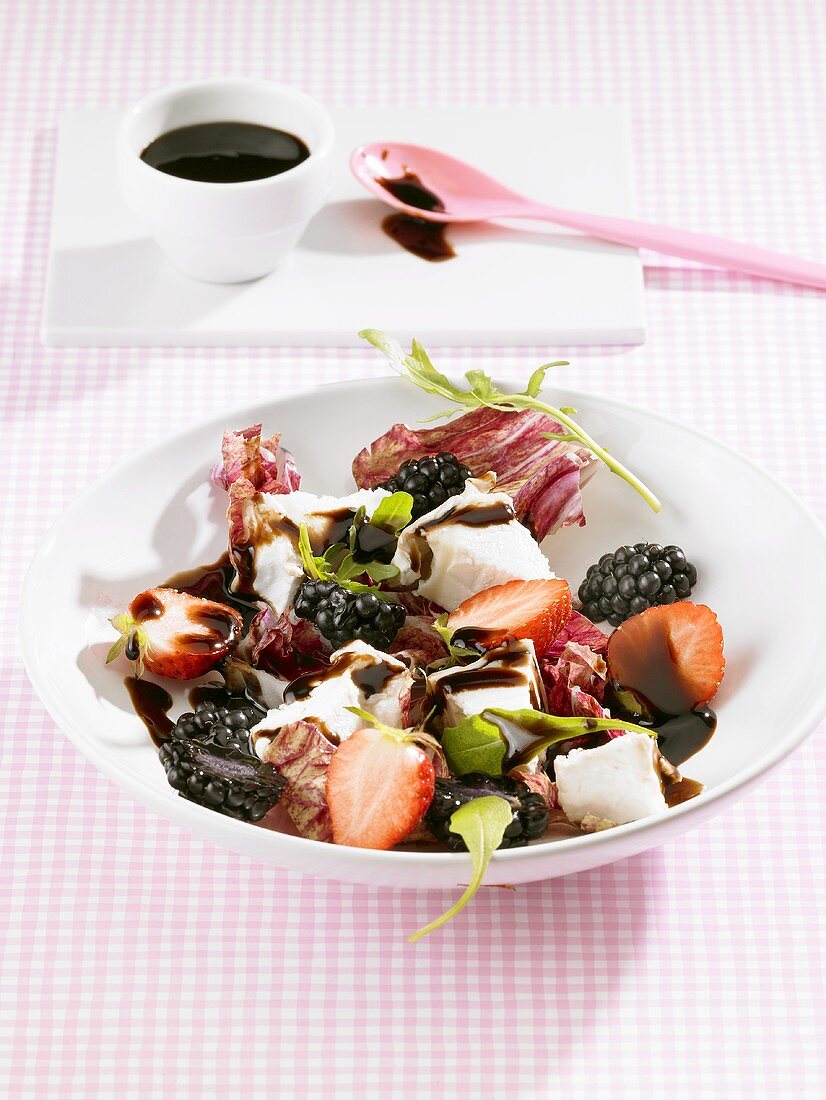 Salad leaves with goat's cheese, berries & balsamic vinegar
