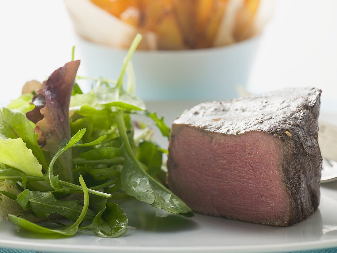 Rinderfilet, angeschnitten, mit Salat