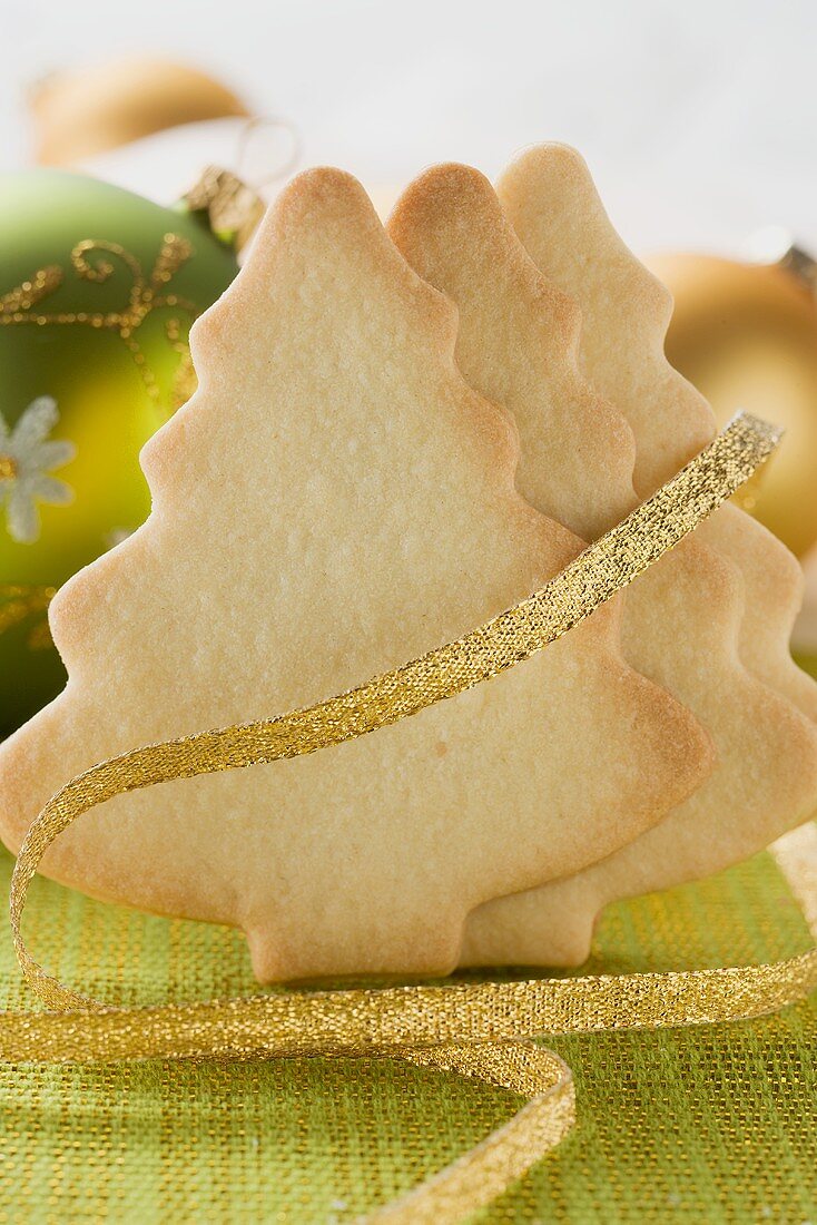 Fir tree biscuits with gold ribbon