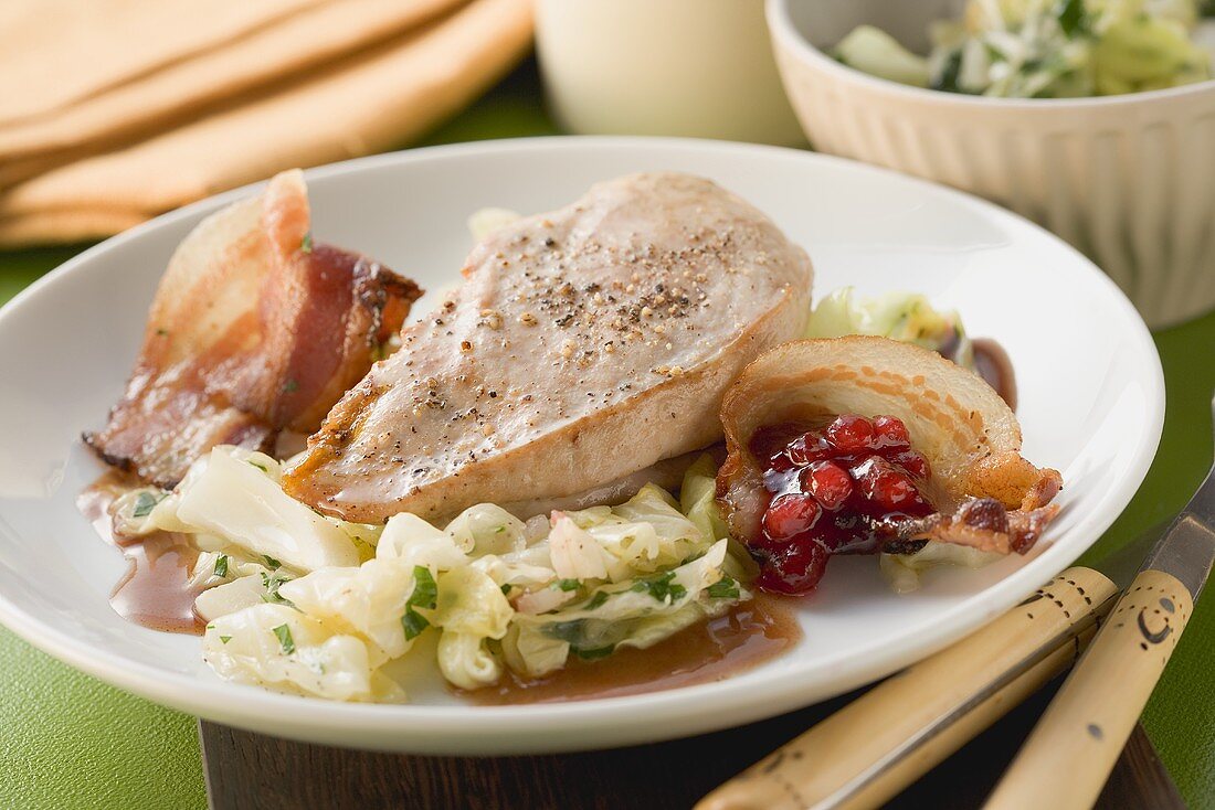 Fasanenbrust mit Spitzkohlgemüse, Speck und Preiselbeeren