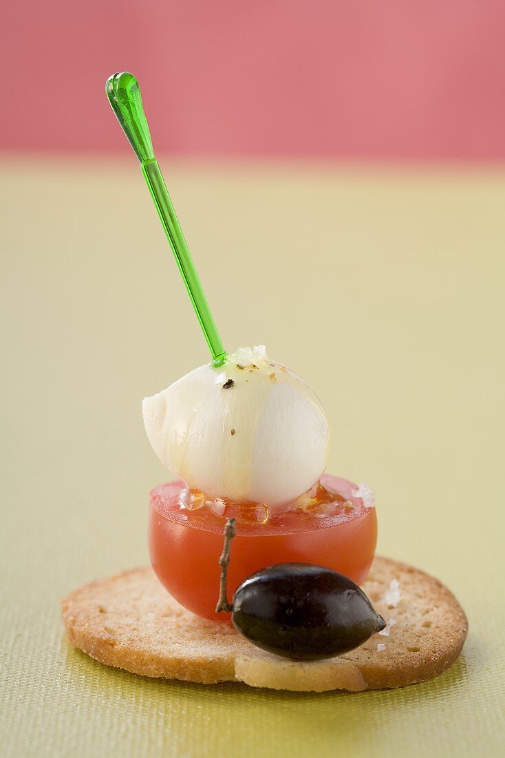 Tomaten-Mozzarella-Spiesschen mit Olive auf Röstbrot
