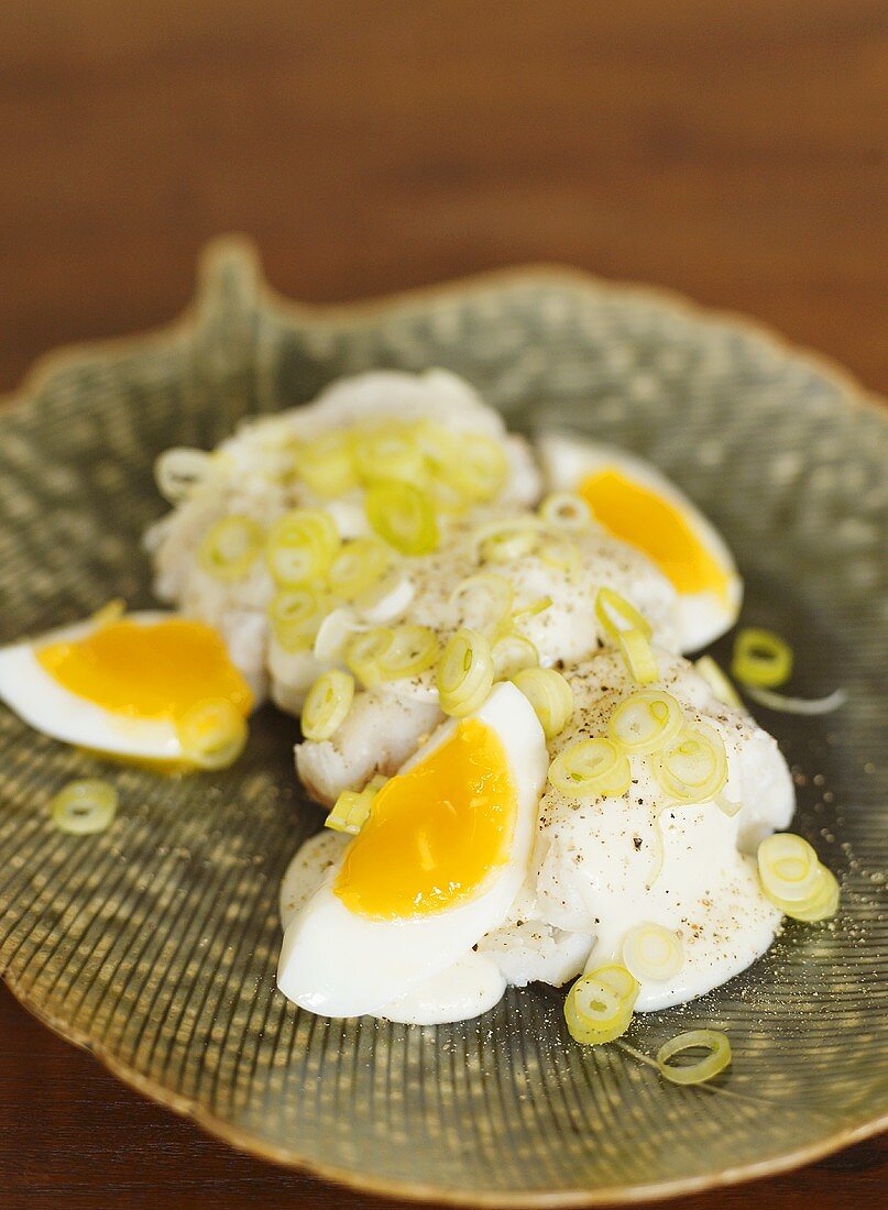 Cod with leeks, cream sauce and egg