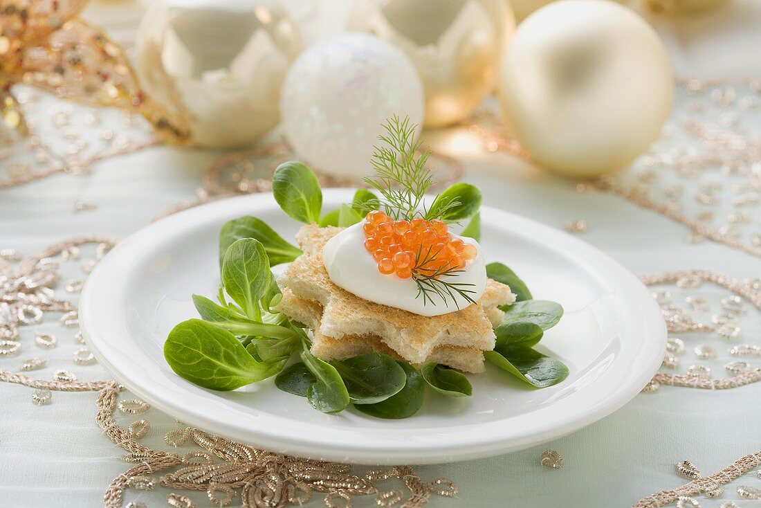 Toaststerne mit Creme fraiche, Kaviar und Feldsalat