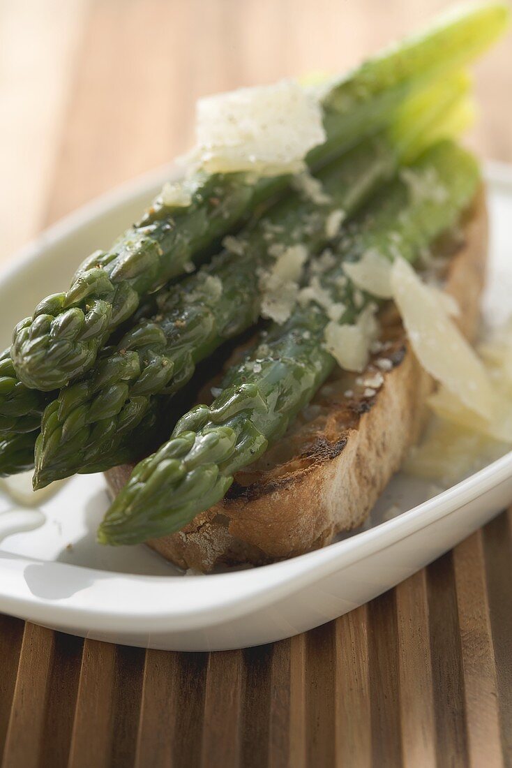 Green asparagus with Parmesan on toast