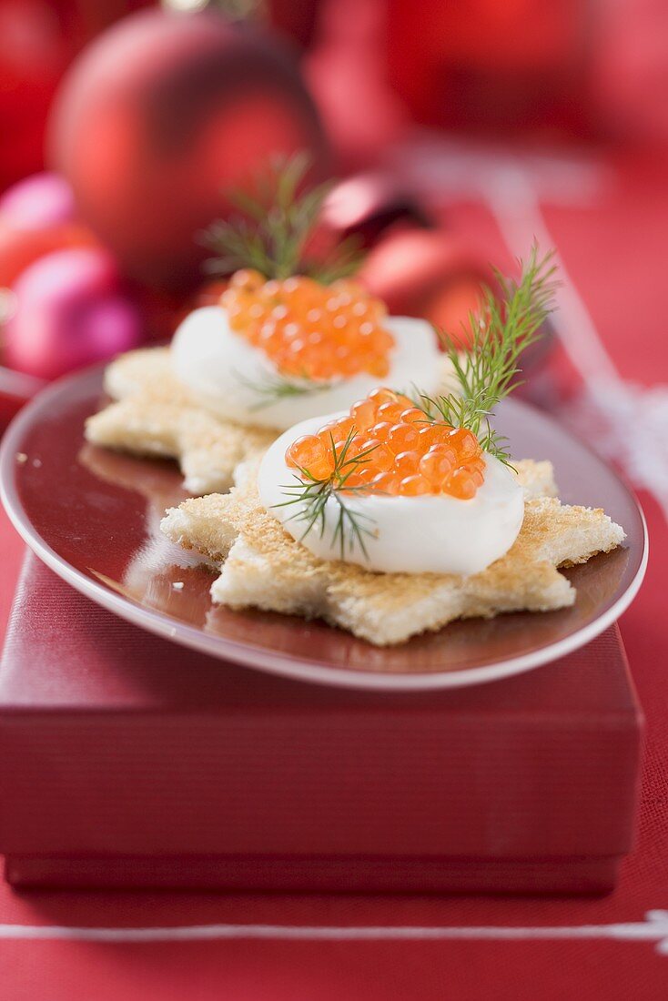 Canapés mit Creme fraiche und Lachskaviar (weihnachtlich)