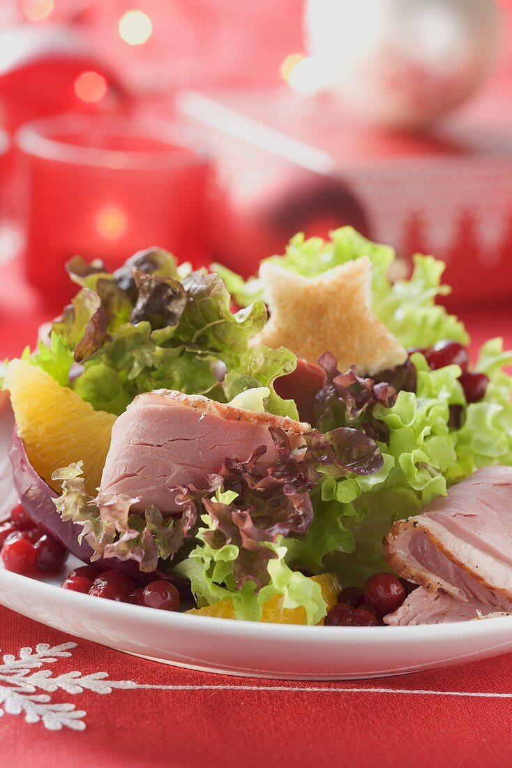 Blattsalat mit geräucherter Entenbrust (weihnachtlich)