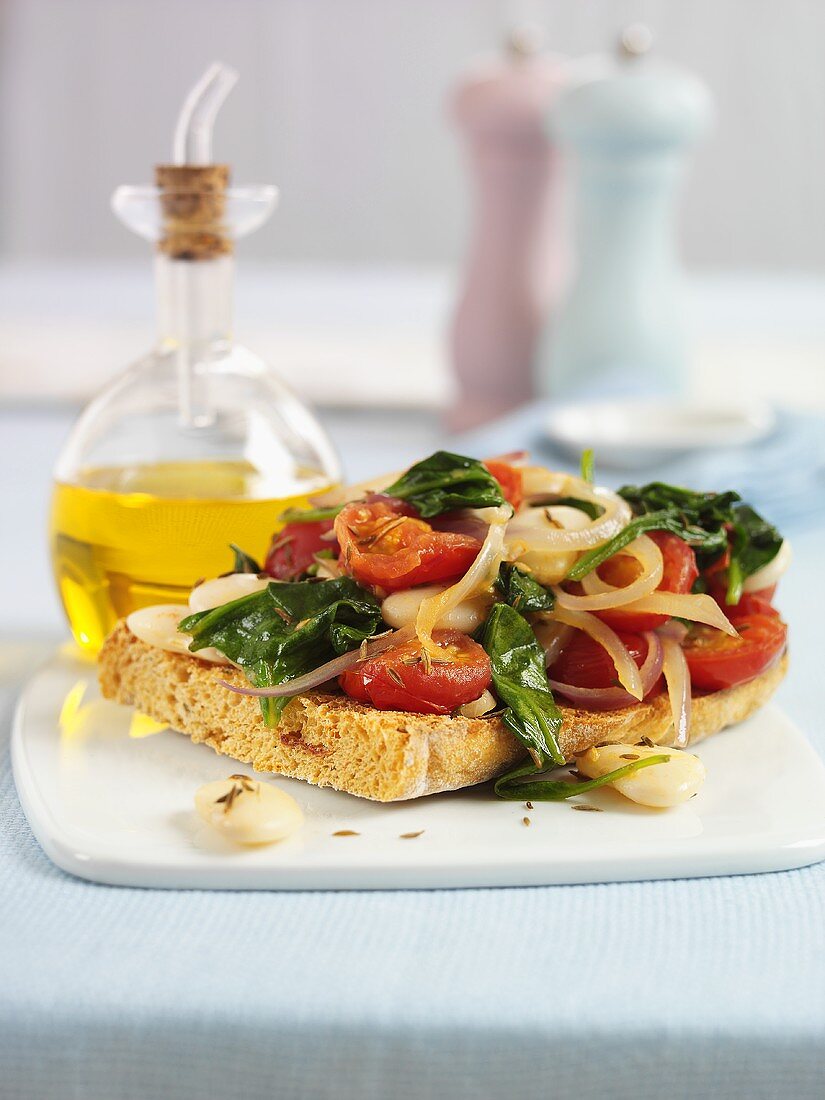 Bruschetta romana (Röstbrot mit Tomaten, Bohnen, Zwiebeln)