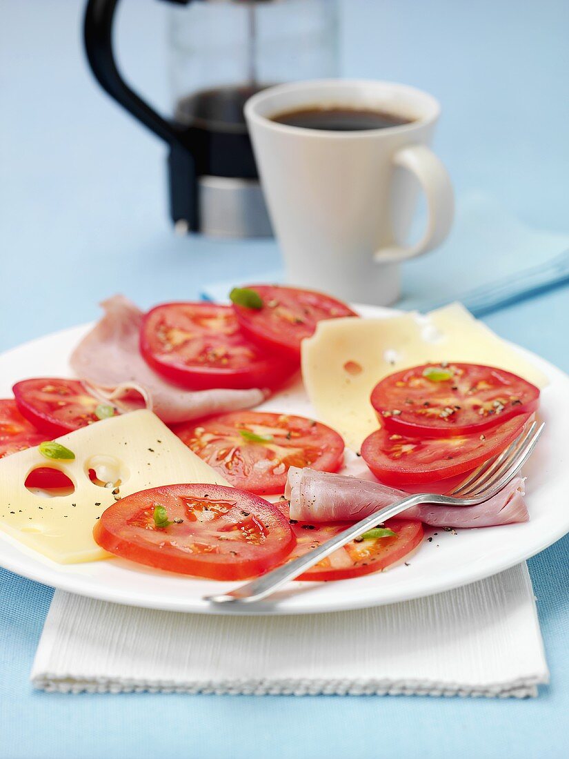 Frühstück: Schinken-Käse-Platte mit Tomaten, Kaffee