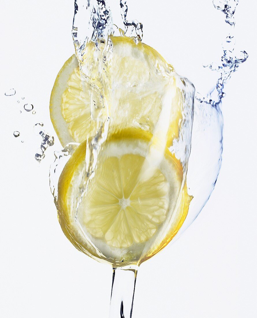 Wasserglas mit Zitronenscheiben