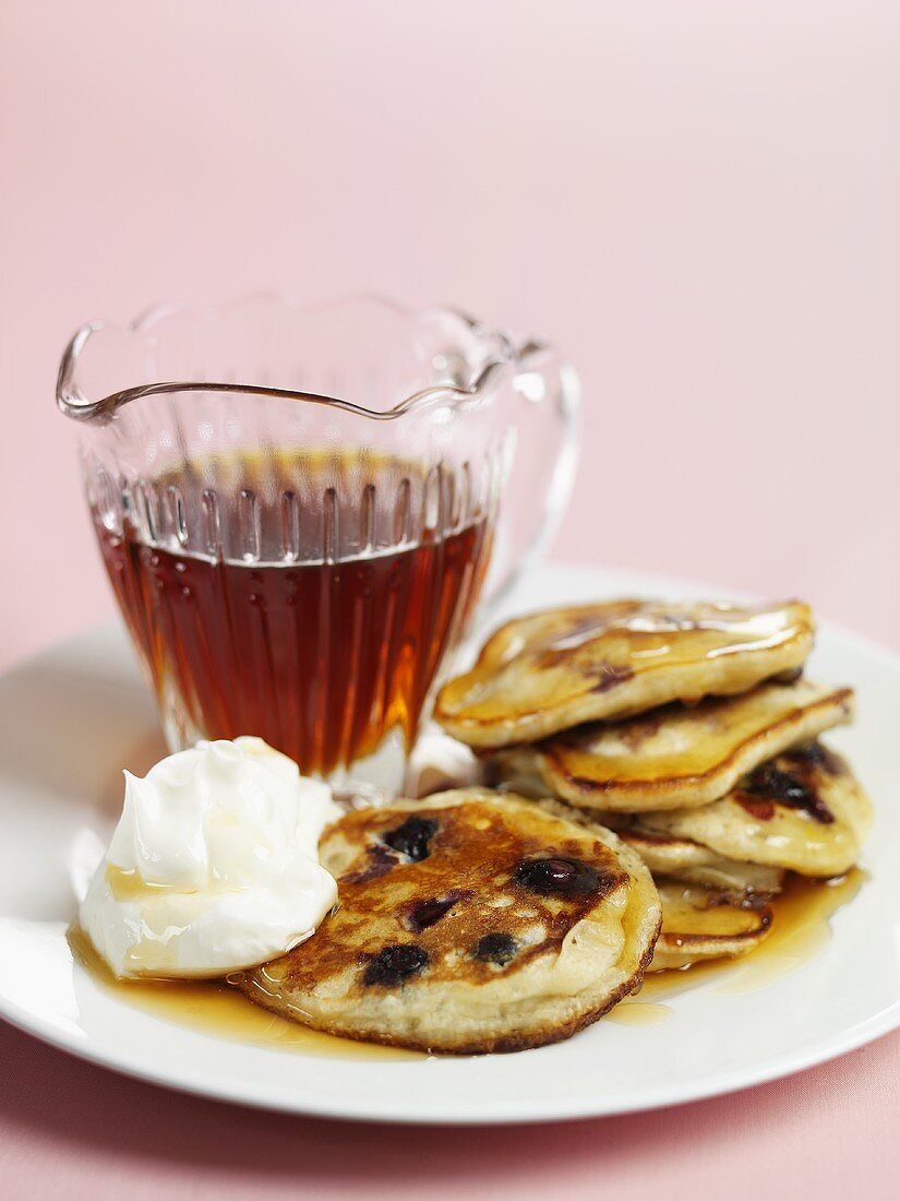 Bananen-Heidelbeer-Pancakes mit Sahne und Ahornsirup
