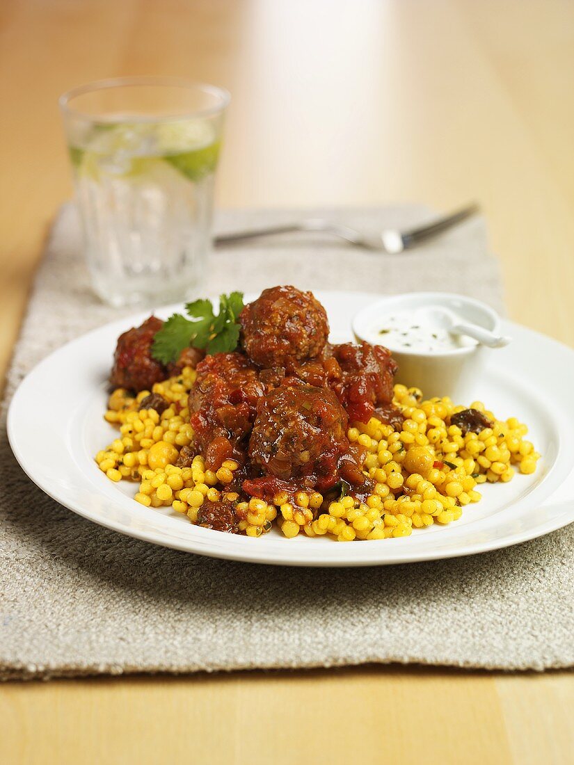 Hackbällchen mit Couscous (Marokko)