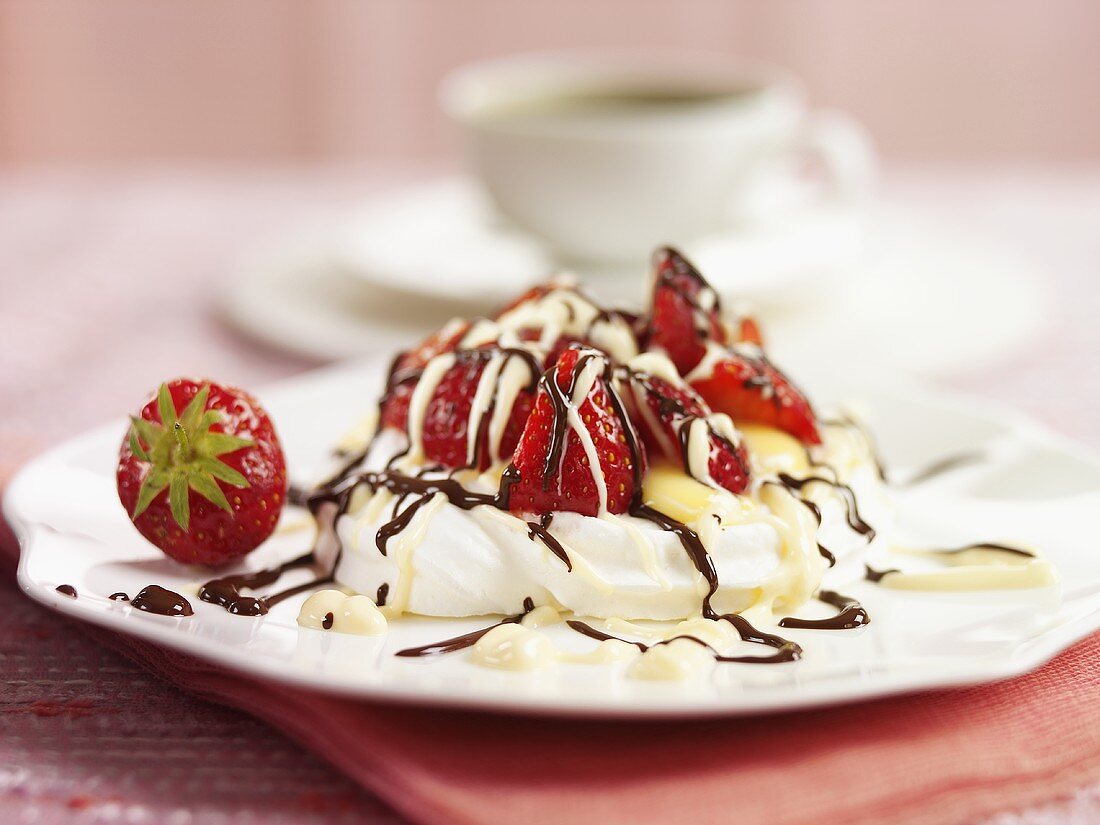 Pavlova mit Erdbeeren