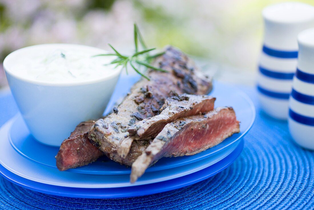 Gebratenes Lammfleisch mit Rosmarin und Sauce