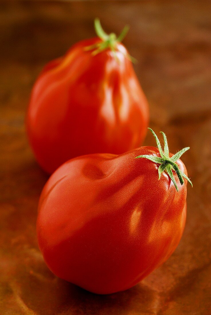 Zwei Tomaten der Sorte Coeur de Boeuf