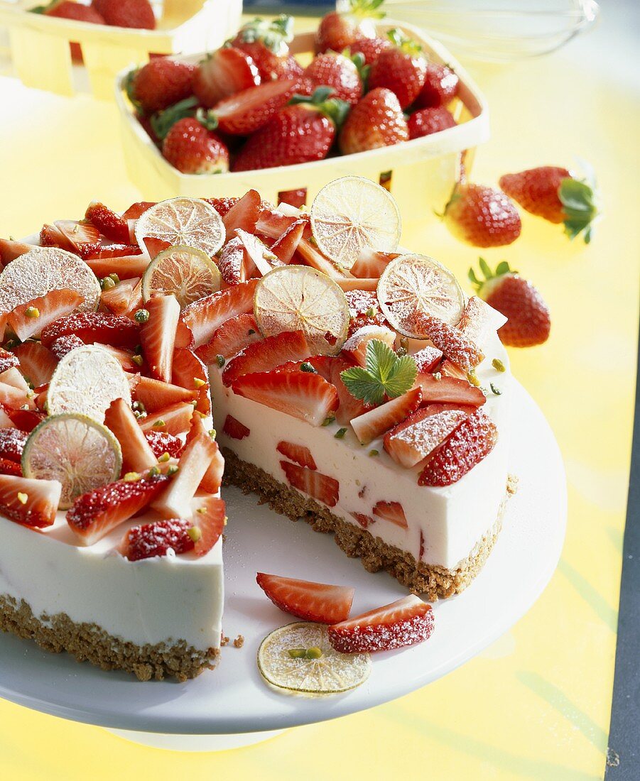 Erdbeer-Limetten-Amarettini-Torte, angeschnitten
