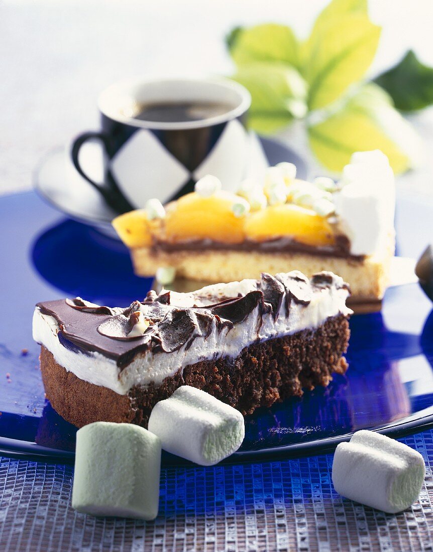 Stück Schokoladen-Marshmallow-Torte
