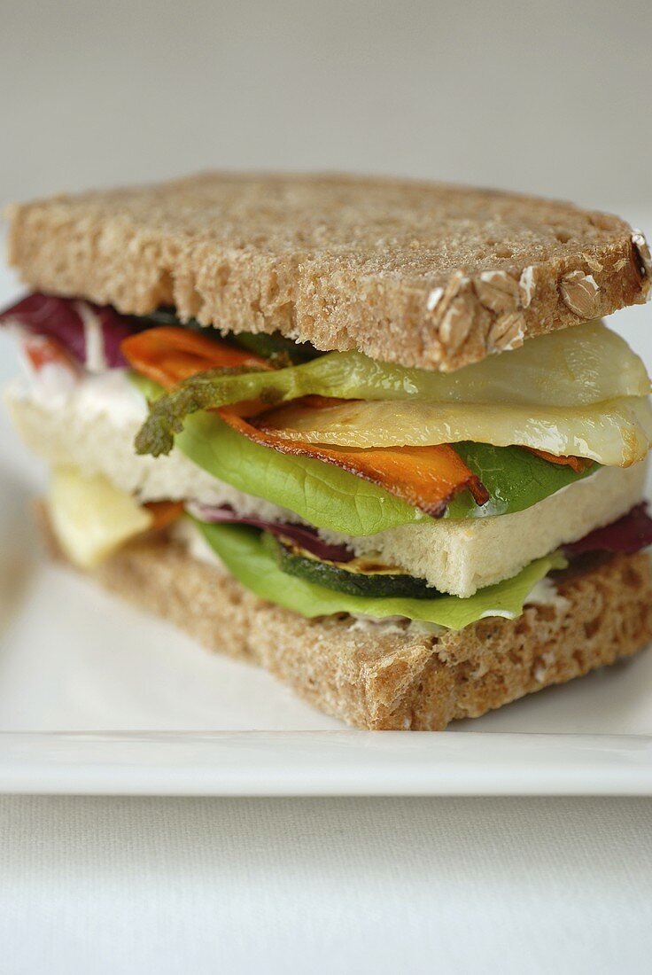 Sandwich mit gebratenem Gemüse