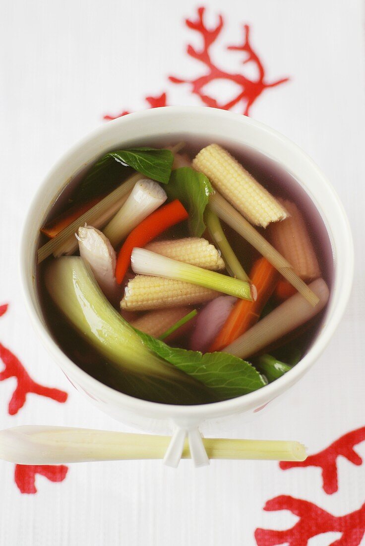Vegetable soup with baby corncobs, lemon grass & chicken (Asia)