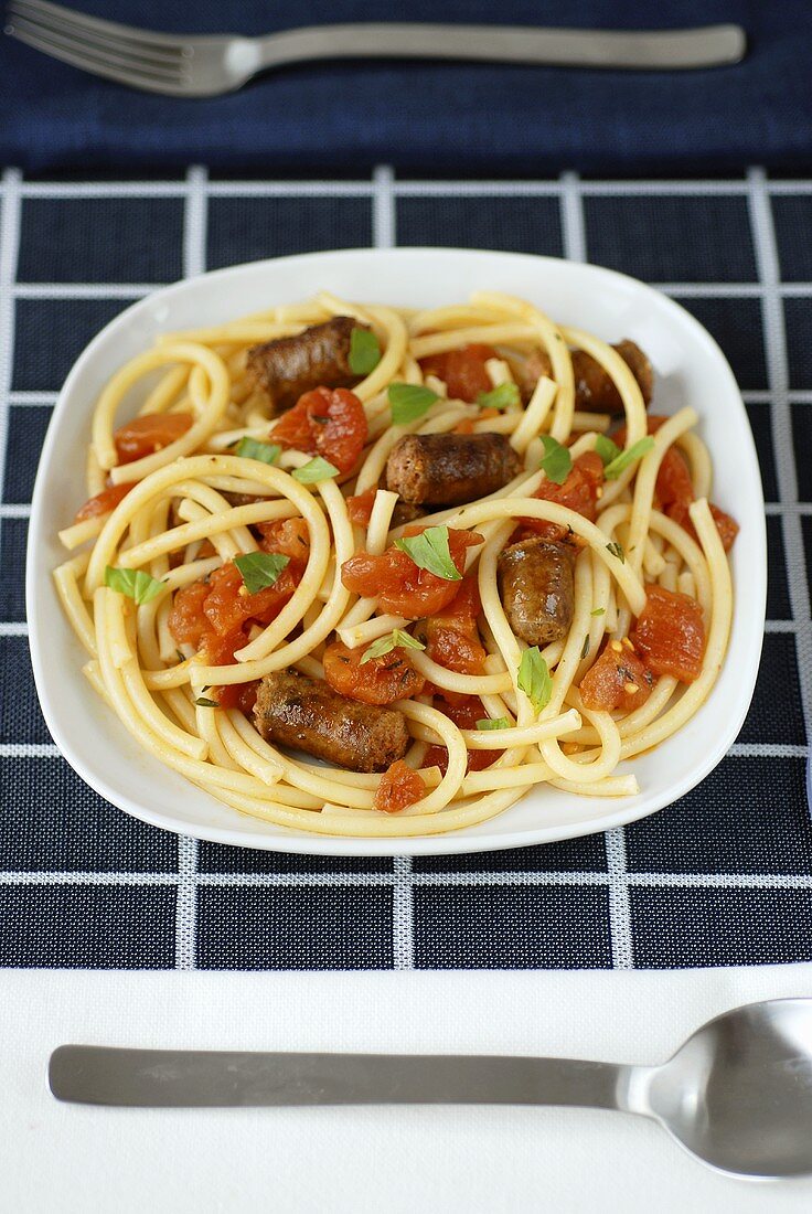 Makkaroni mit Bratwürstchen und Tomaten