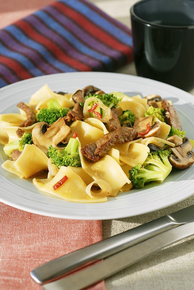 Ribbon pasta with beef, broccoli and mushrooms