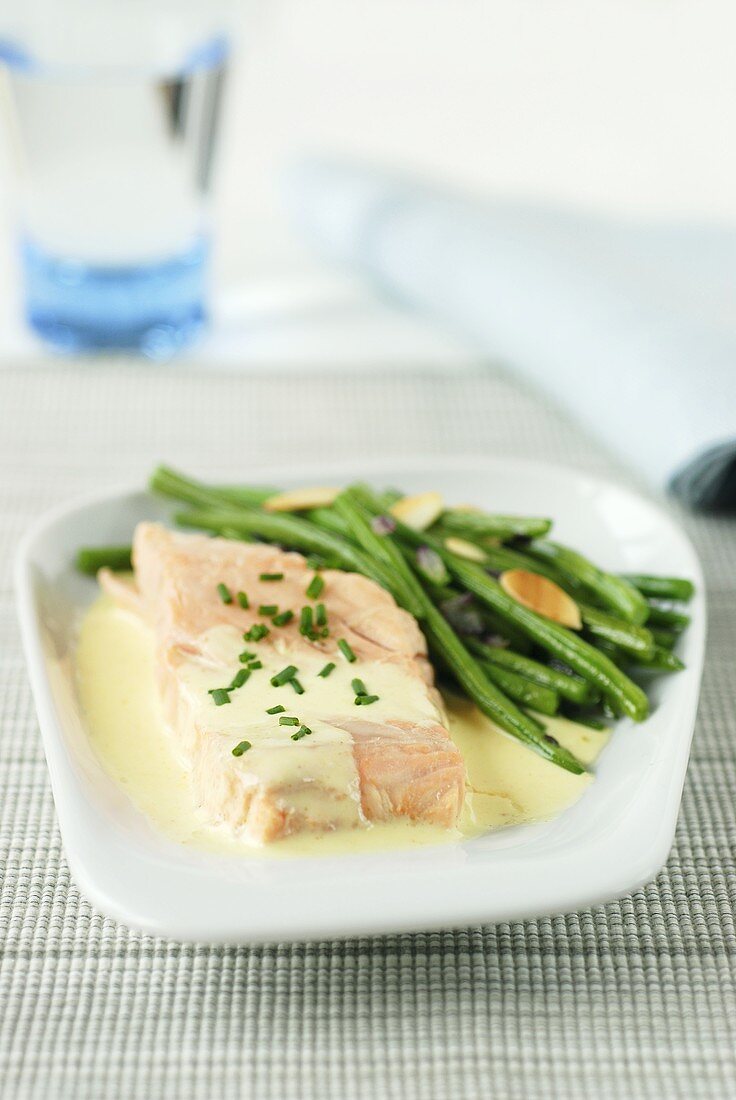 Salmon fillet with ginger sauce and green beans