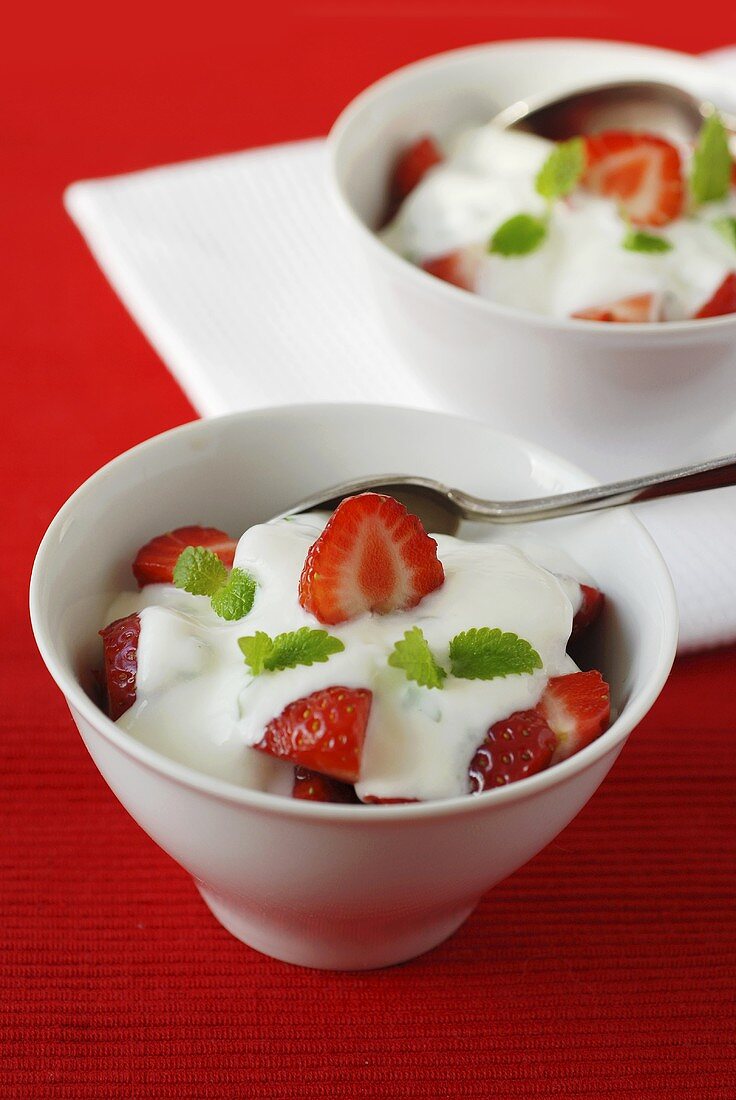 Erdbeeren mit Joghurt und Zitronenmelisse
