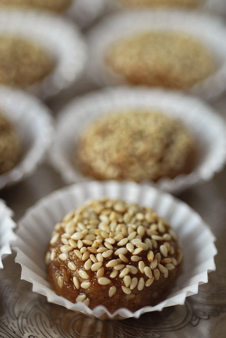 Sesam-Halwa in Papierförmchen