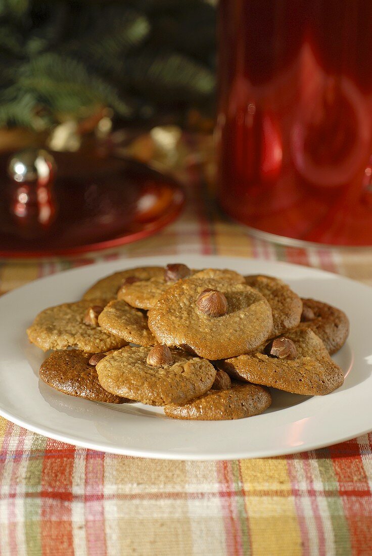 Honig-Nuss-Plätzchen auf Teller (weihnachtlich)