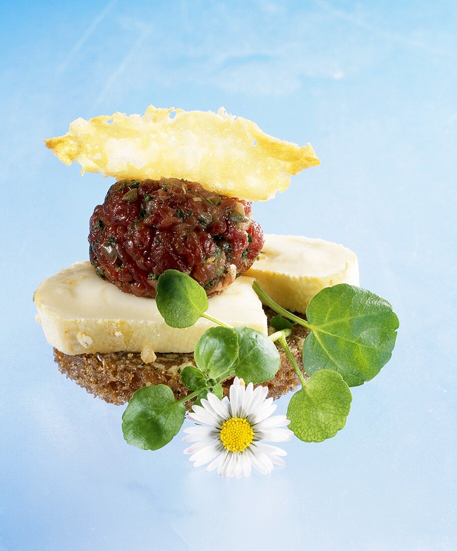 Wholemeal bread with Reblochon, beef tartare & cheese crisp