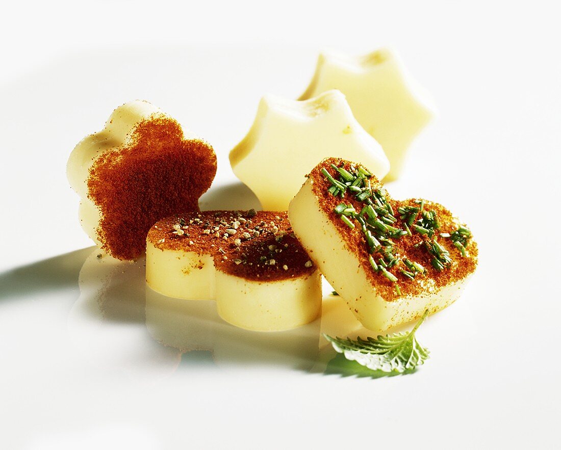 Gouda shapes with paprika, chives and pepper