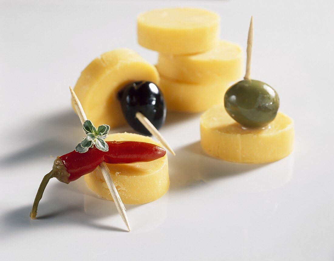 Cheese rounds with olives and chilli
