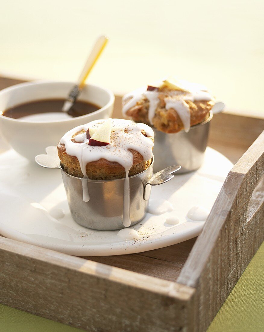 Zwei Apfel-Zimt-Muffins mit Kaffee