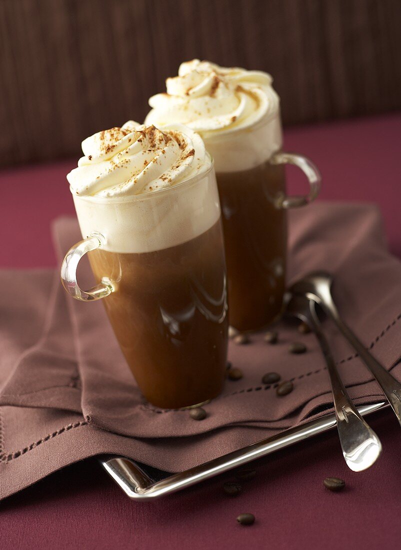 Zwei Gläser Irish Coffee