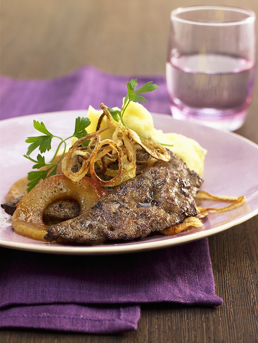 Kalbsleber mit Apfel, Zwiebel und Kartoffelpüree