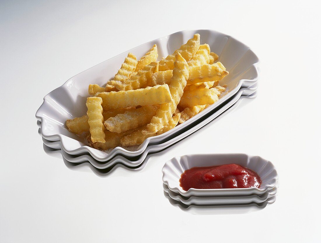 Pommes frites (mit Wellenschnitt) und Ketchup