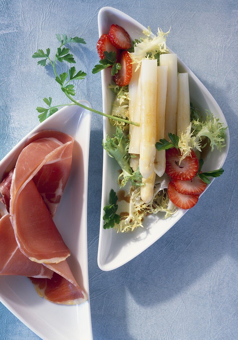 Asparagus and strawberry salad with Parma ham