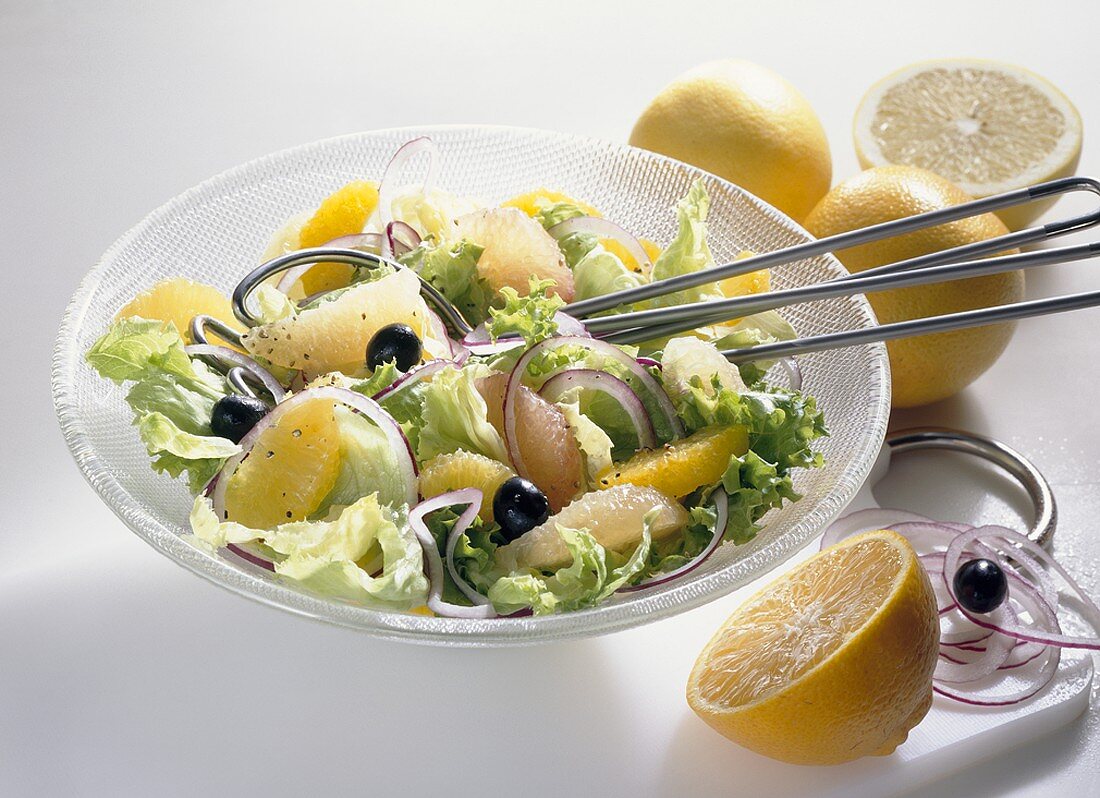Savoury citrus fruit salad with olives and onions