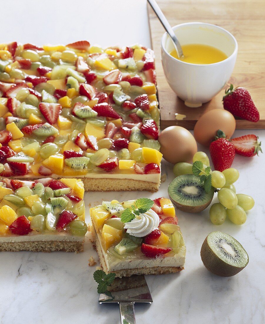 Obstkuchen mit Puddingcreme – Bilder kaufen – 264924 StockFood