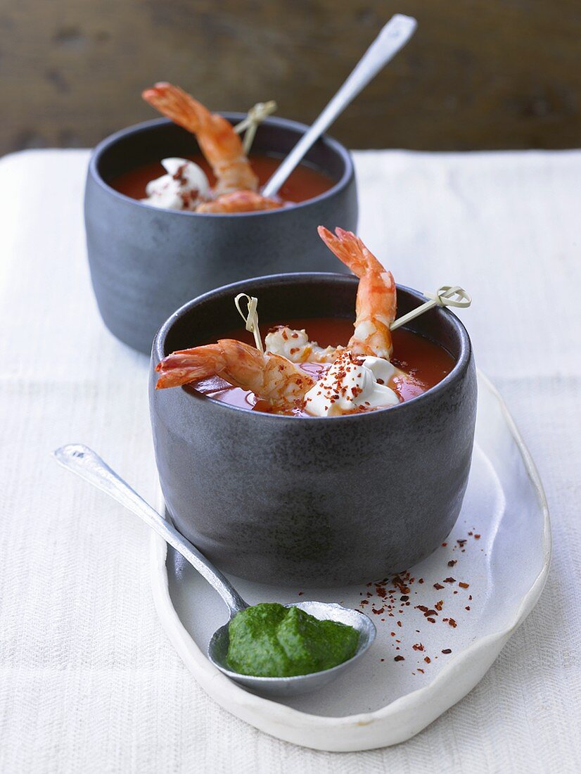 Tomaten-Chili-Suppe mit Garnelen