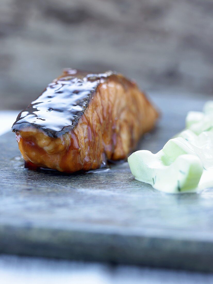 Lachs-Teriyaki mit Wasabi-Gurken