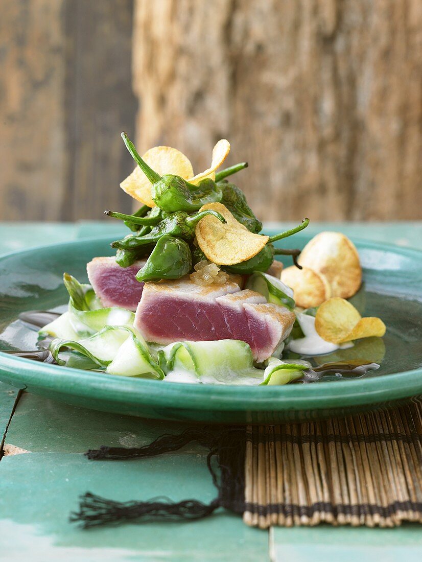 Seared tuna fillet with chillies and crisps
