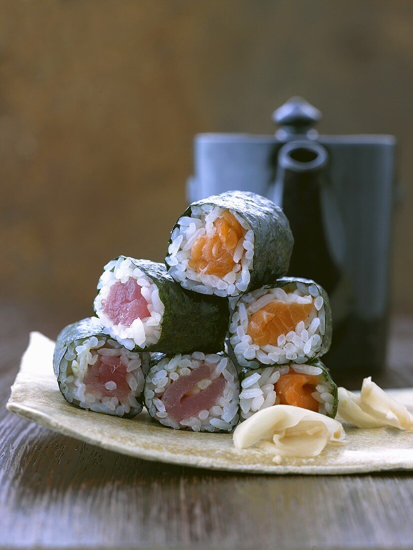 Maki-Sushi mit Thunfisch und Lachs