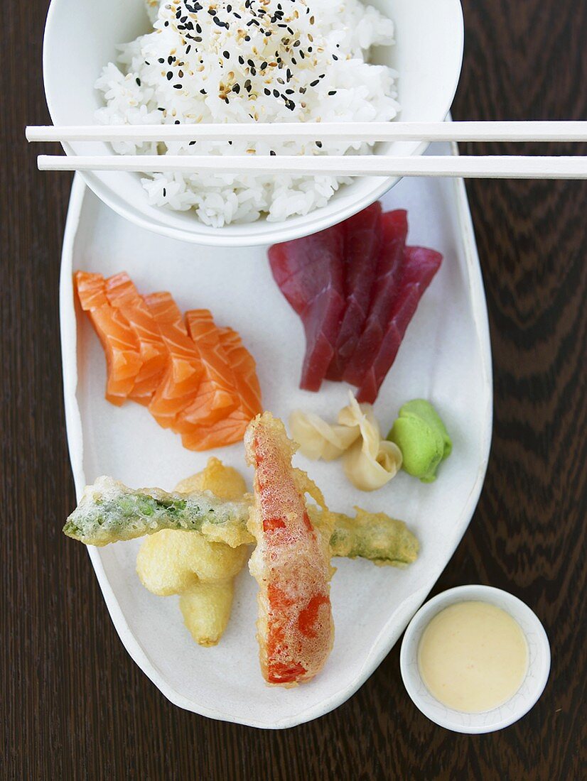 Chirashi-Sushi mit Gemüse-Tempura und Reis (Japan)