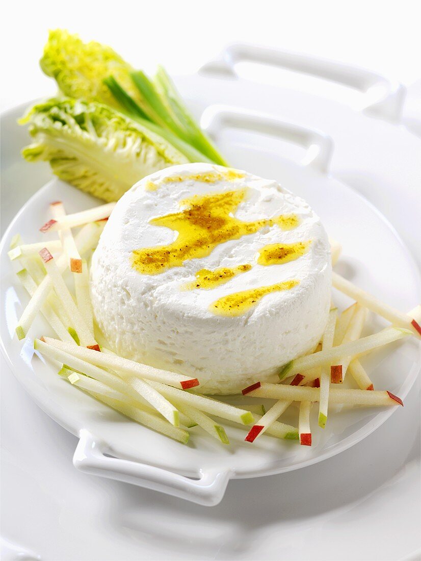 Goat's cheese with apple sticks and lettuce