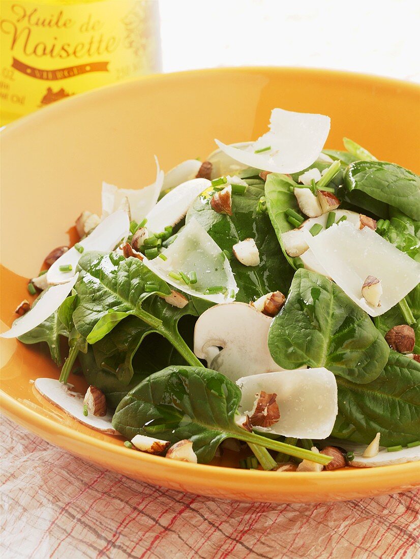 Spinatsalat mit Parmesan und Haselnüssen