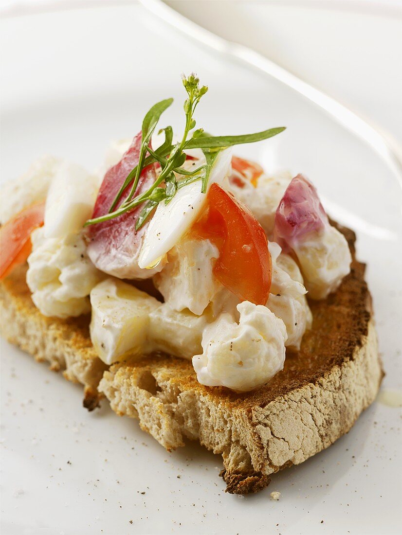 Gemüsesalat auf Crostini