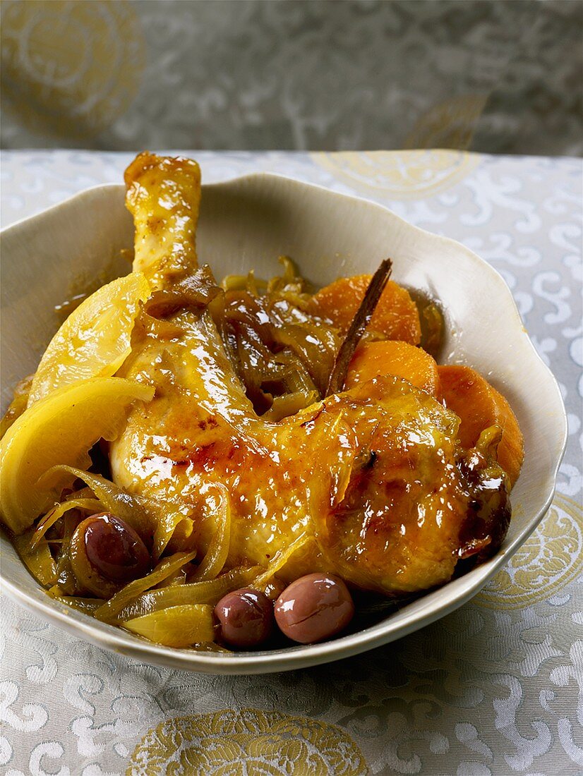 Chicken leg with onions, olives and lemon